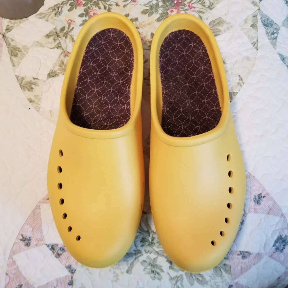 🌻 Crocs Clogs - Picture 1 of 9